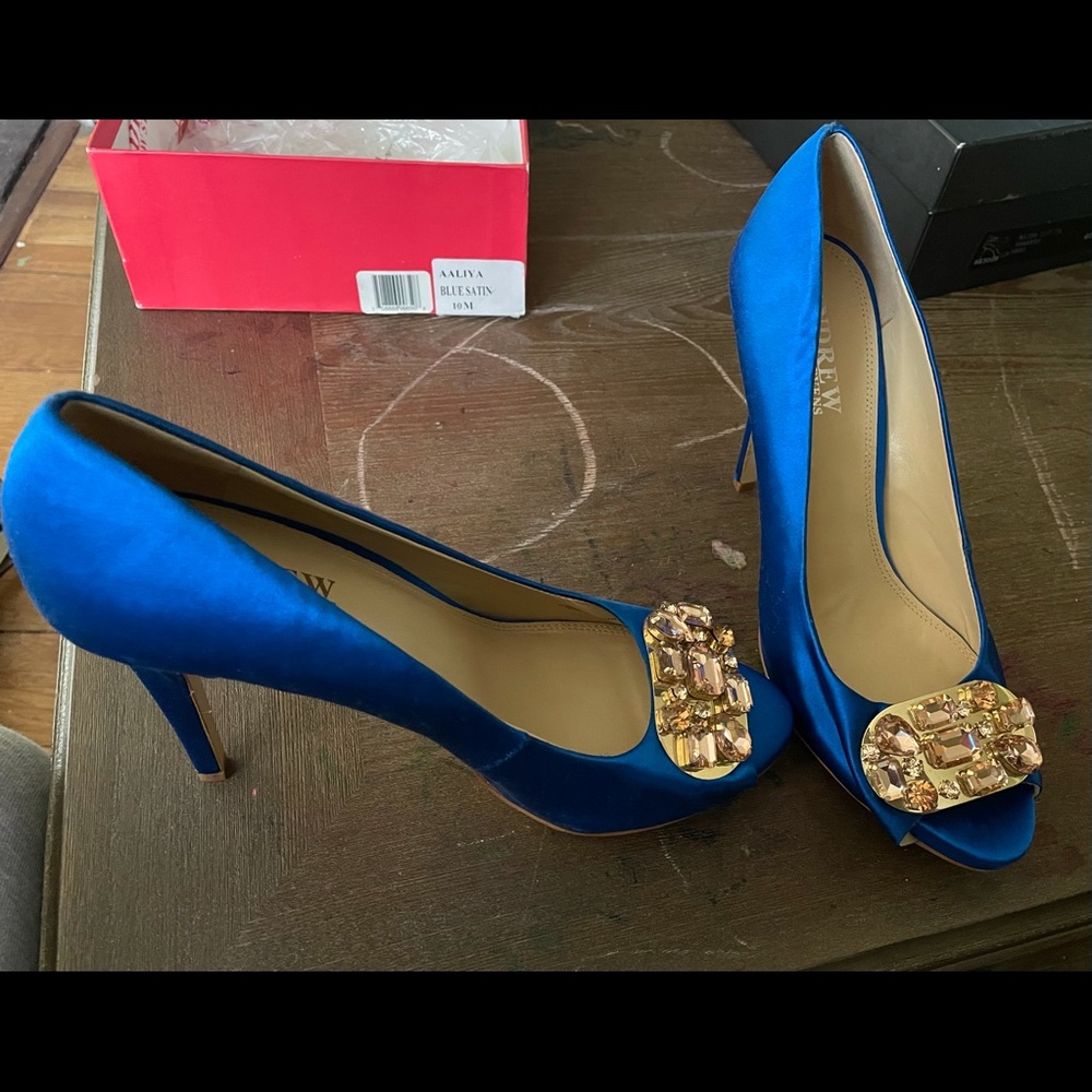 Satin pumps
